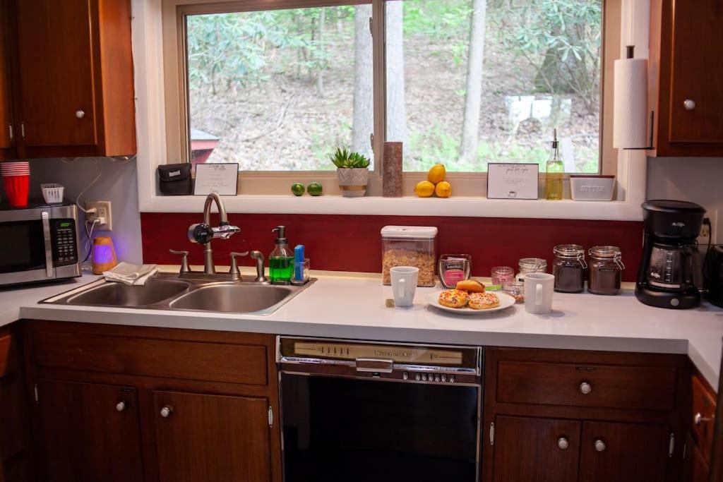 Lakeside Retreat: Pet-Friendly Cabin with Hot Tub & Outdoor Activities Mount Gretna Exterior photo