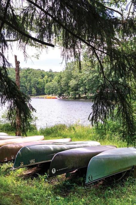Lakeside Retreat: Pet-Friendly Cabin with Hot Tub & Outdoor Activities Mount Gretna Exterior photo