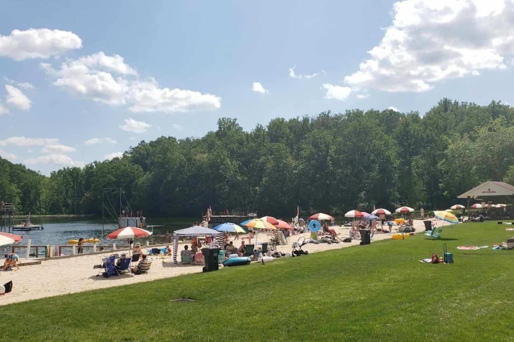 Lakeside Retreat: Pet-Friendly Cabin with Hot Tub & Outdoor Activities Mount Gretna Exterior photo
