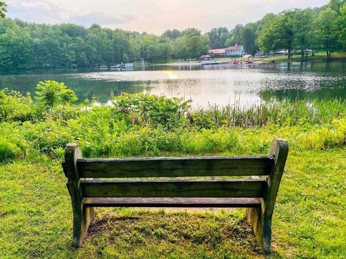 Lakeside Retreat: Pet-Friendly Cabin with Hot Tub & Outdoor Activities Mount Gretna Exterior photo
